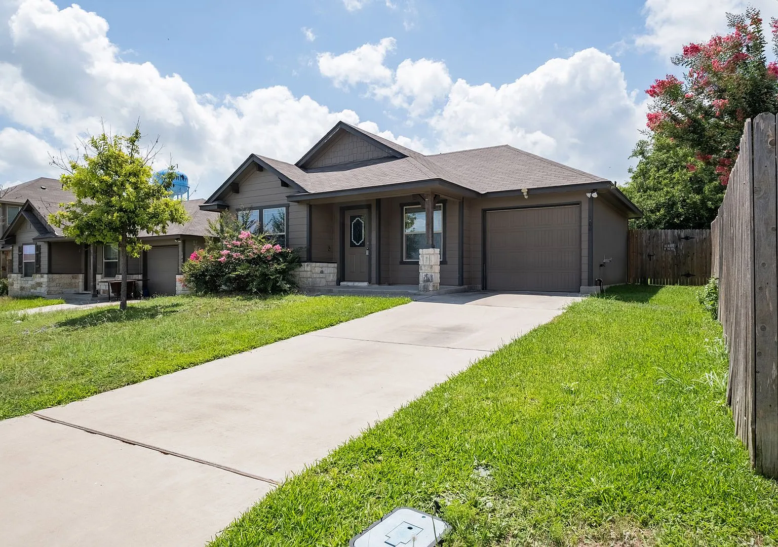 Convenient 3 Bedroom, 2 Bath Home in Jarrell w/ 1-Car Garage — Photo 1