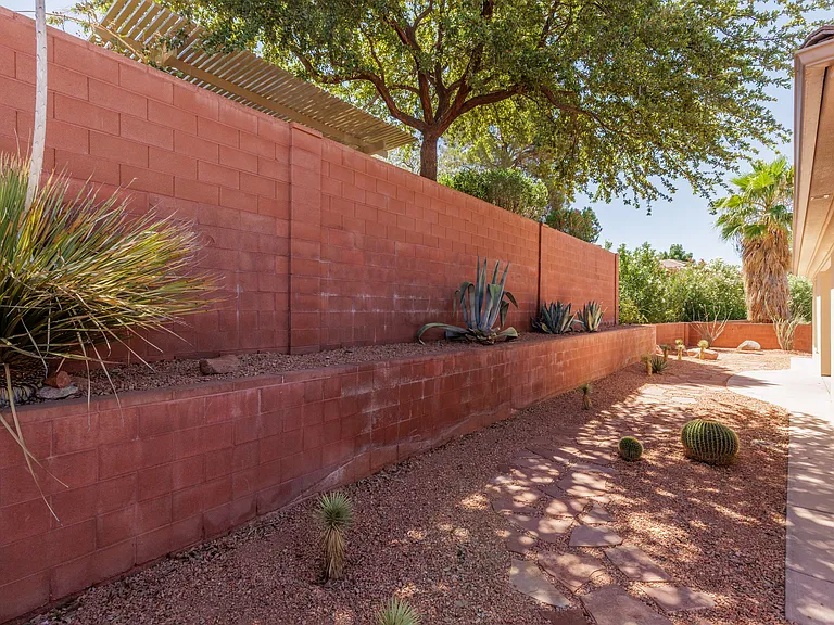 1584 N Raven Ln — Photo 25