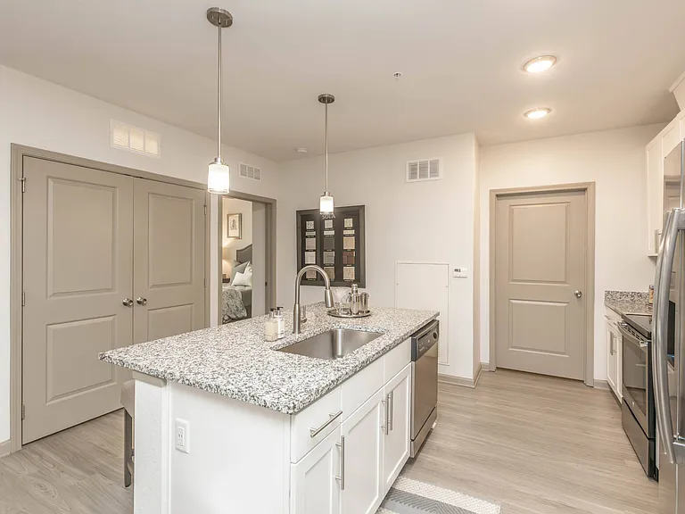 Sola South Lux Apartments — Photo 17