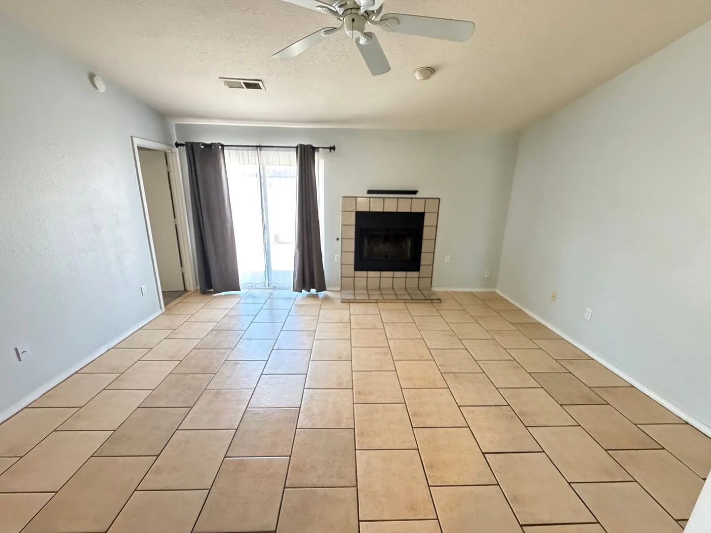 Move in Special! 3 Bedroom 2 Bath w/ 2 Car Garage — Photo 3