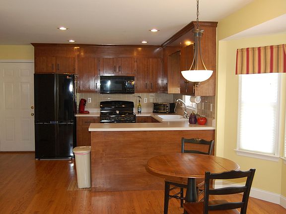 Kitchen and Dining area, (all newer appliances)