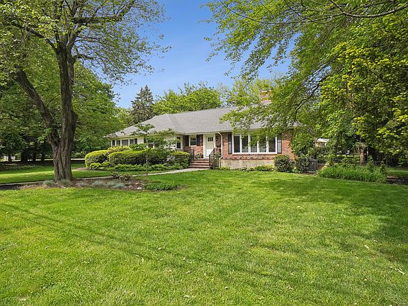 SUNLIT WELCOMING RANCH ON LENOX ROAD. BLOCKS TO DOWNTOWN AND TRAIN! LINCOLN HUBBARD GRAMMAR SCHOOL DISTRICT. HAVE IT ALL! SPACIOUS LIVING ROOM, DINING ROOM, EAT IN KITCHEN AND DEN WITH RADIANT HEATED FLOORS. FOUR BEDROOMS, TWO FULL BATHS. TWO CAR GARAGE.
