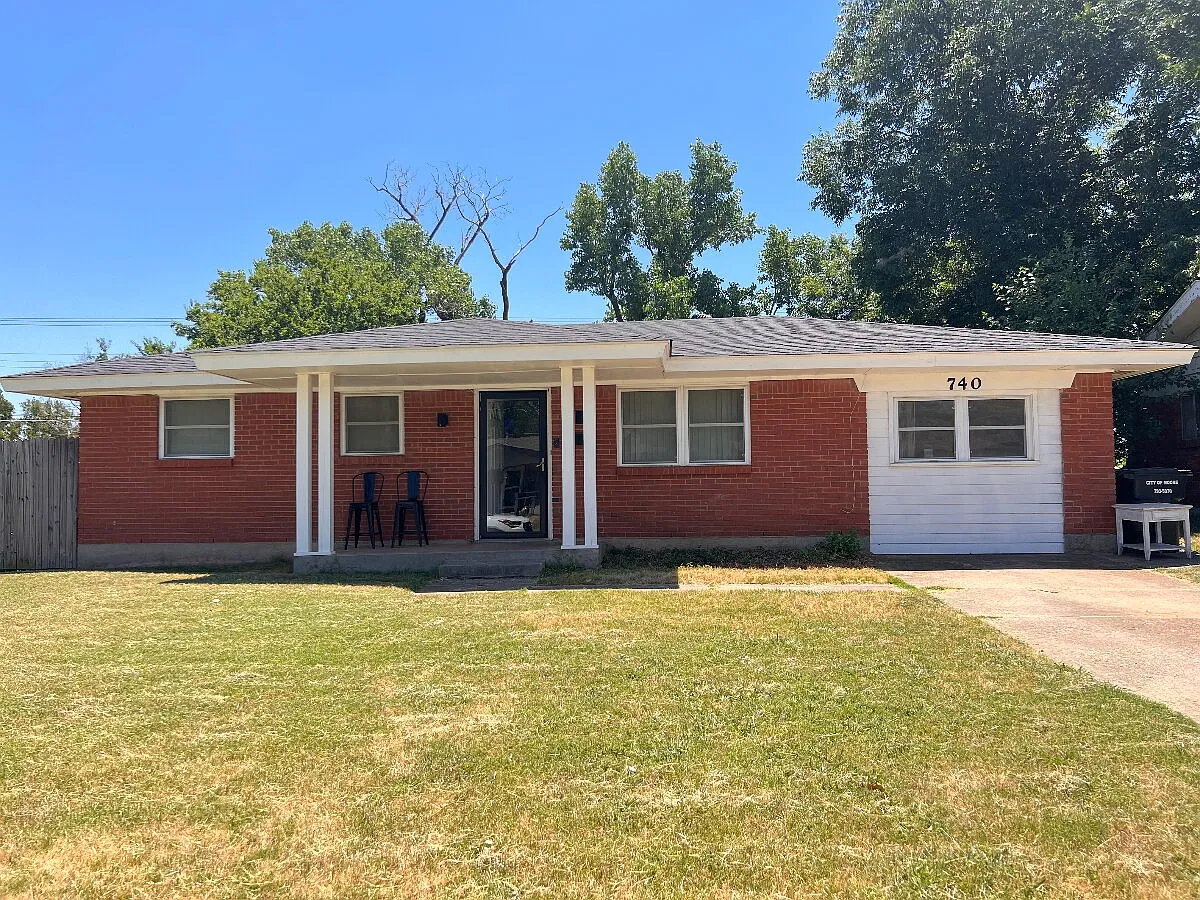 3 bed, 1.0 bath, 1150 sqft, $1,395 — Photo 1