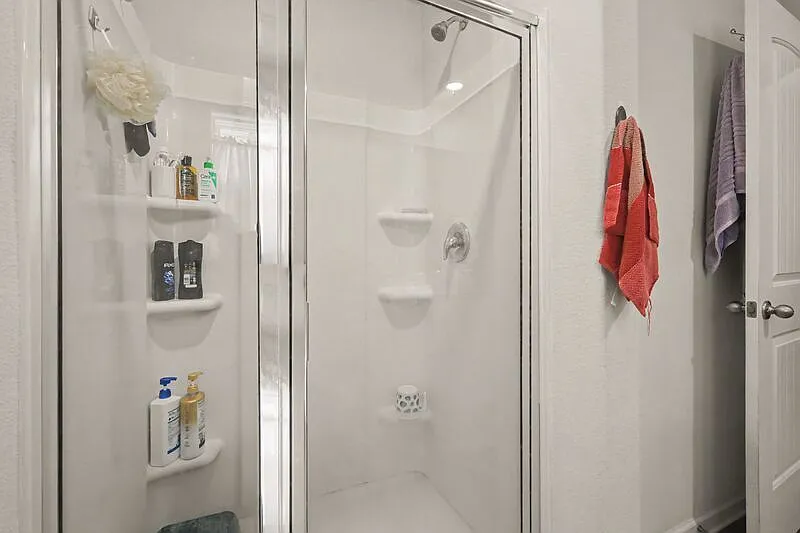 3 bed, 2.0 bath, 1180 sqft, $2,100 — Photo 4
