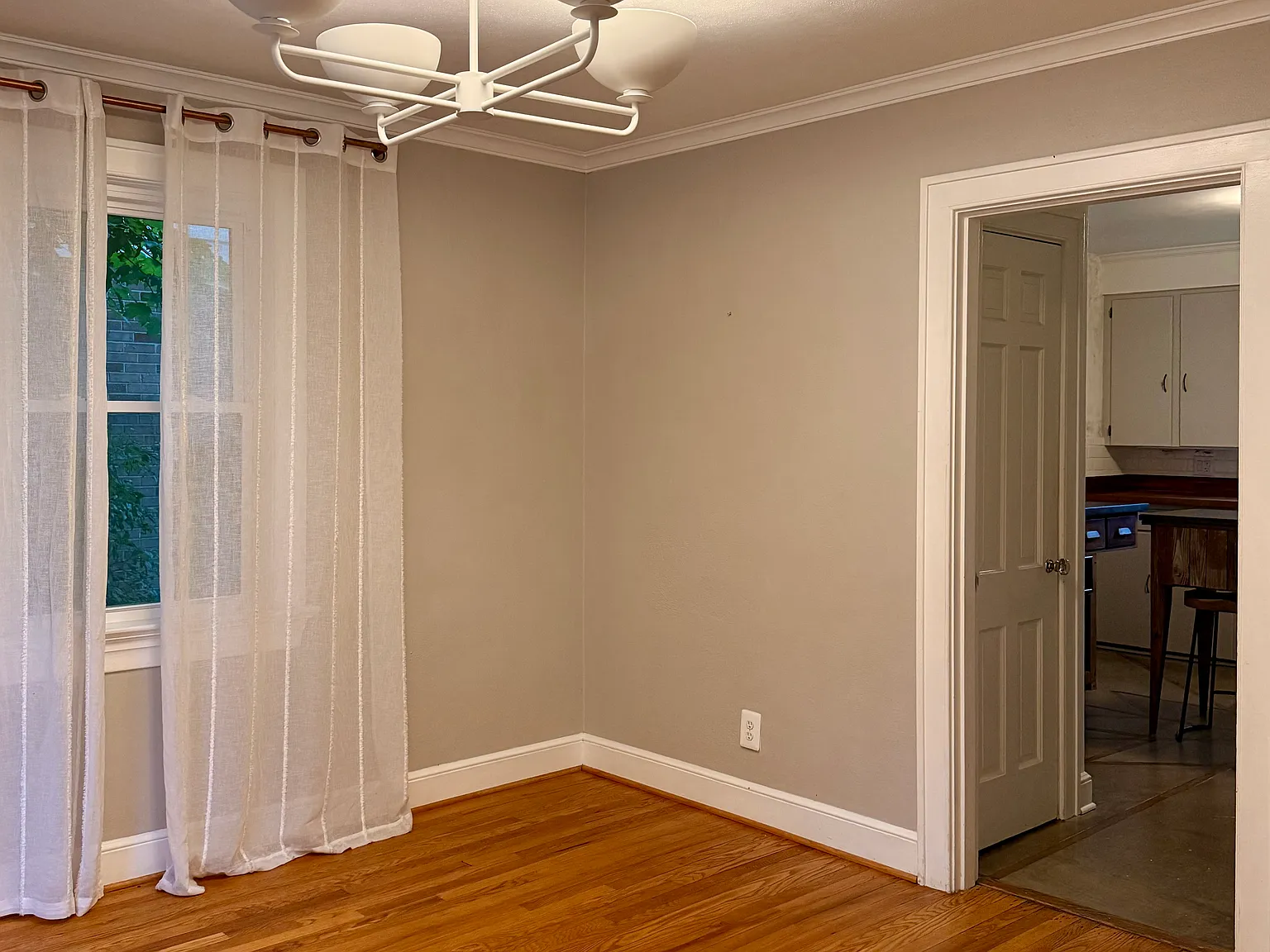 3 bed, 1.5 bath, 1800 sqft, $1,700 — Photo 4