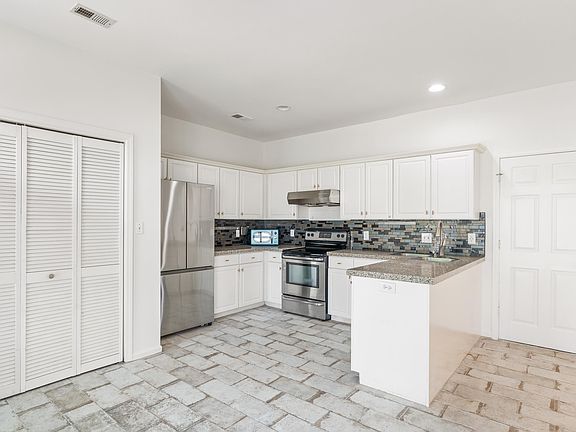 5th image of 221 Lenox Ln