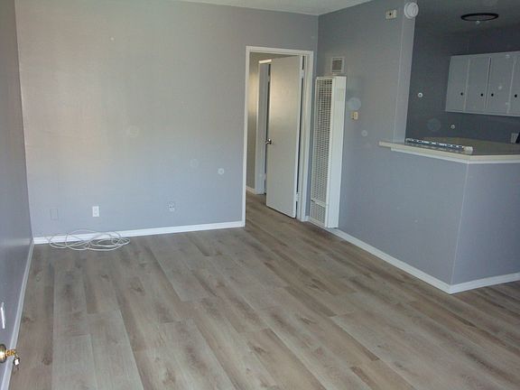 3rd image of 948 S Roberts St #2