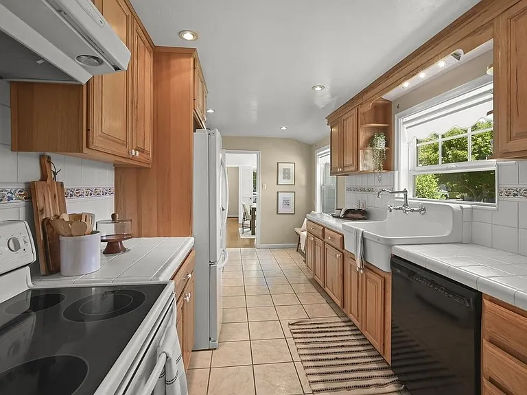 535 Bertola St — Photo 13