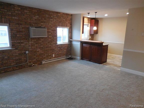 3rd image of 875 Wing St