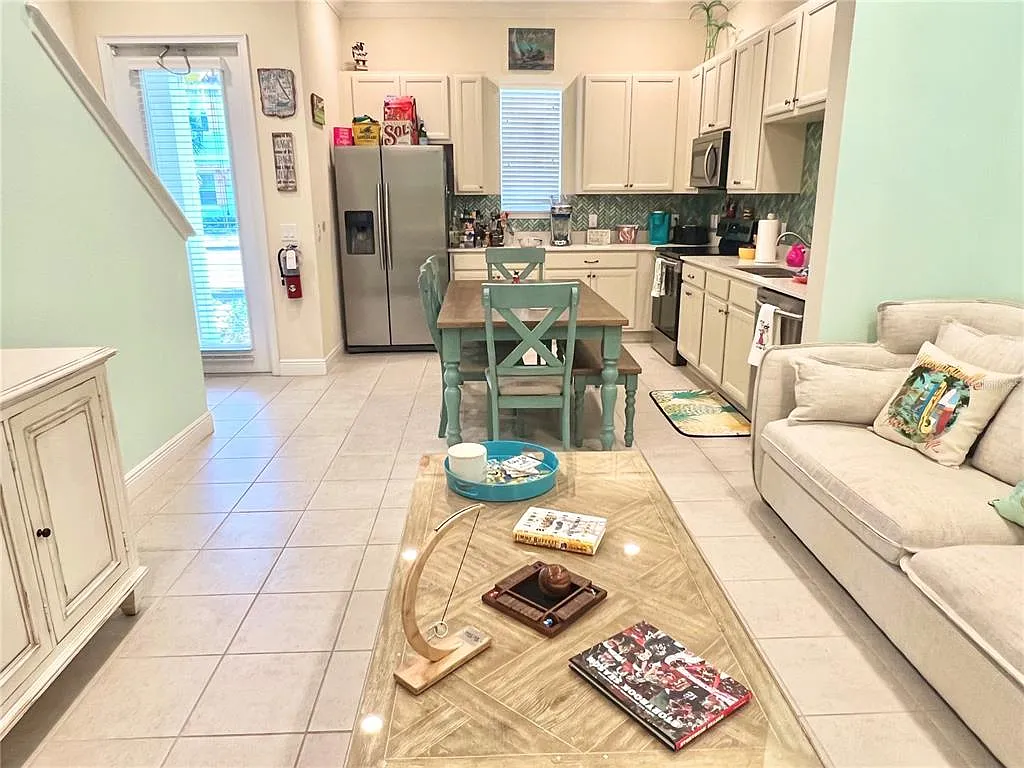 3 bed, 3.0 bath, 1410 sqft, $3,300 — Photo 4