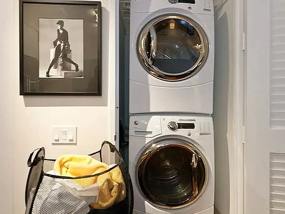3rd image of 320 W 39th St #9E