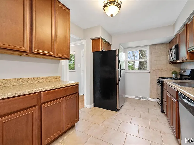 9731 Twincrest Dr — Photo 6