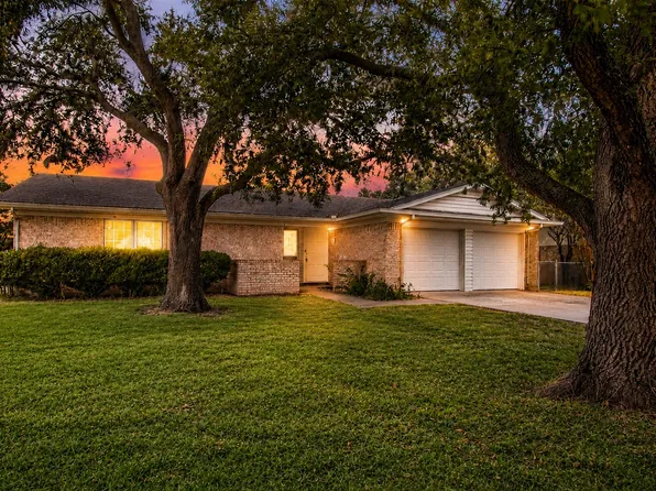 1216 Bryant St, Benbrook, TX 76126