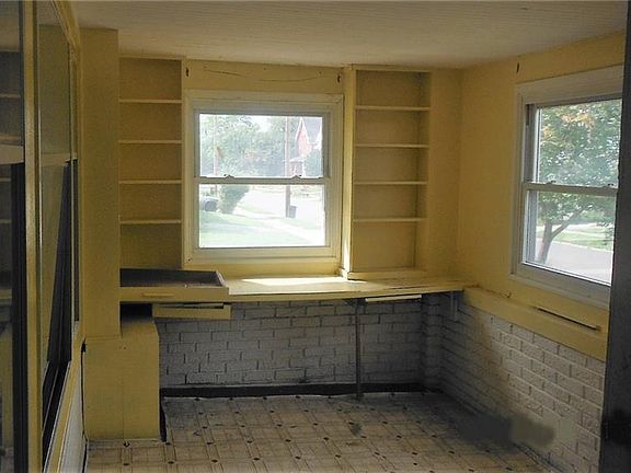 5th image of 9522 Dickens Ave