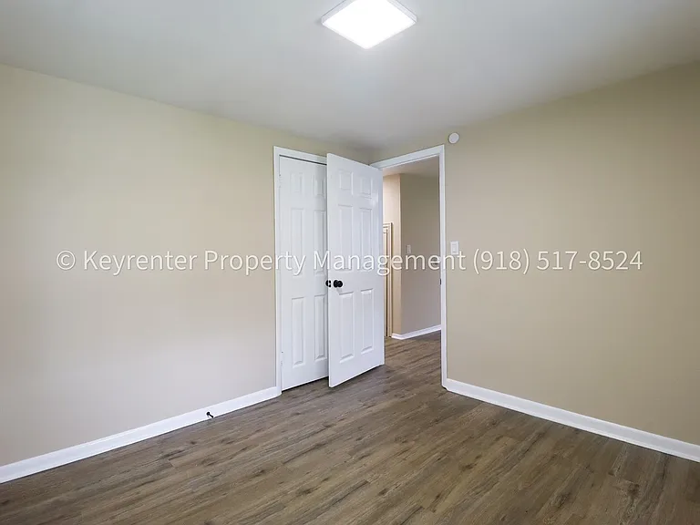 504 W Chestnut St — Photo 13