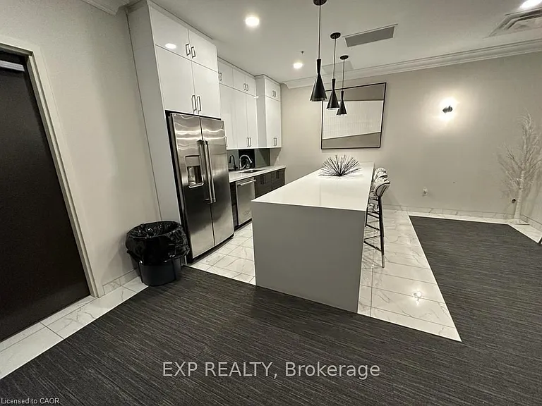 118 King St E #718 — Photo 13