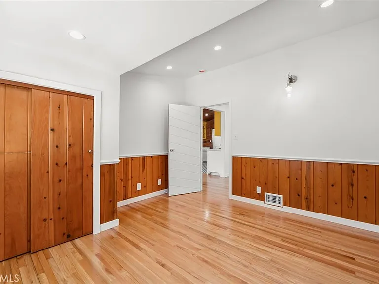 2549 N Beachwood Dr — Photo 24