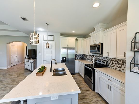4th image of 84 Bethpage Dr