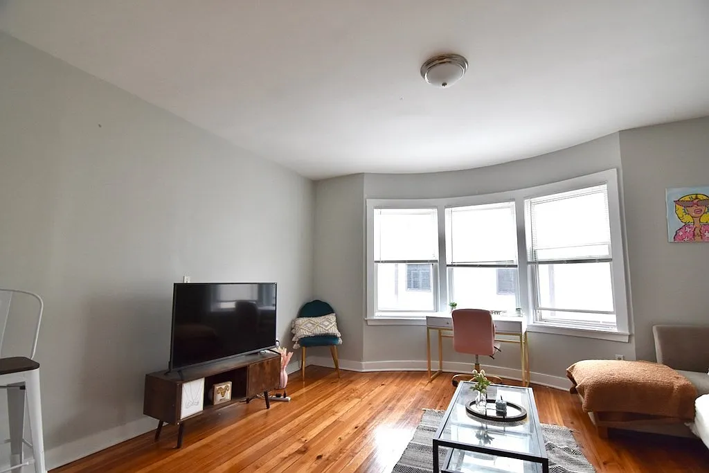 3 bed, 1.0 bath, 1050 sqft, $3,300 — Photo 3