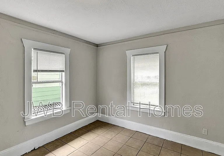 1316 W 31st St — Photo 10