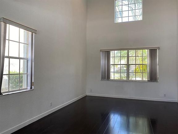 3rd image of 338 Cambridge Dr