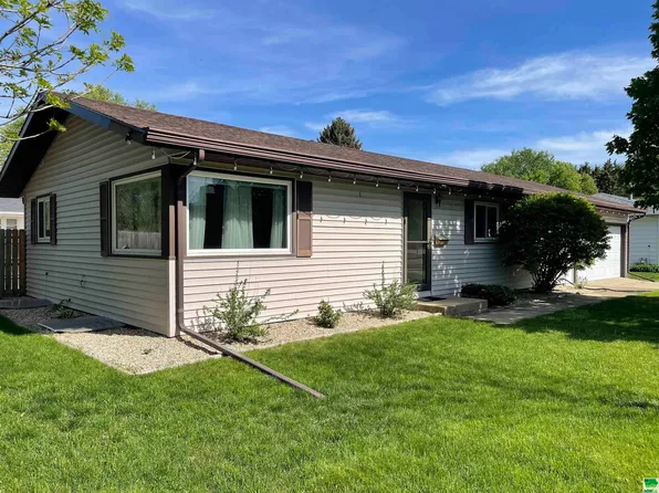 6 Walker St, Vermillion, SD 57069