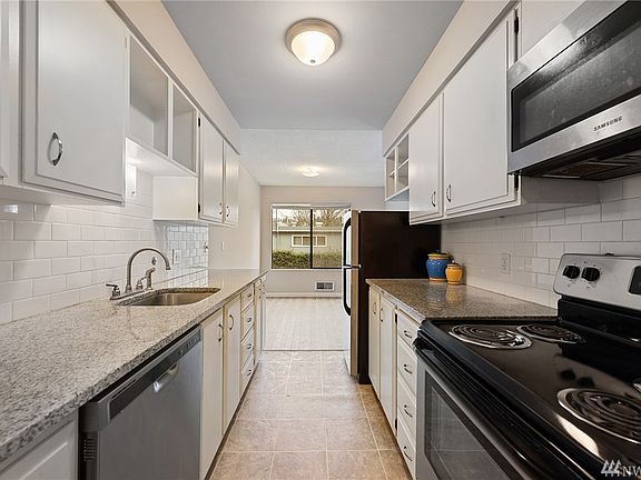 3rd image of 2562 Thorndyke Ave W 104 #104