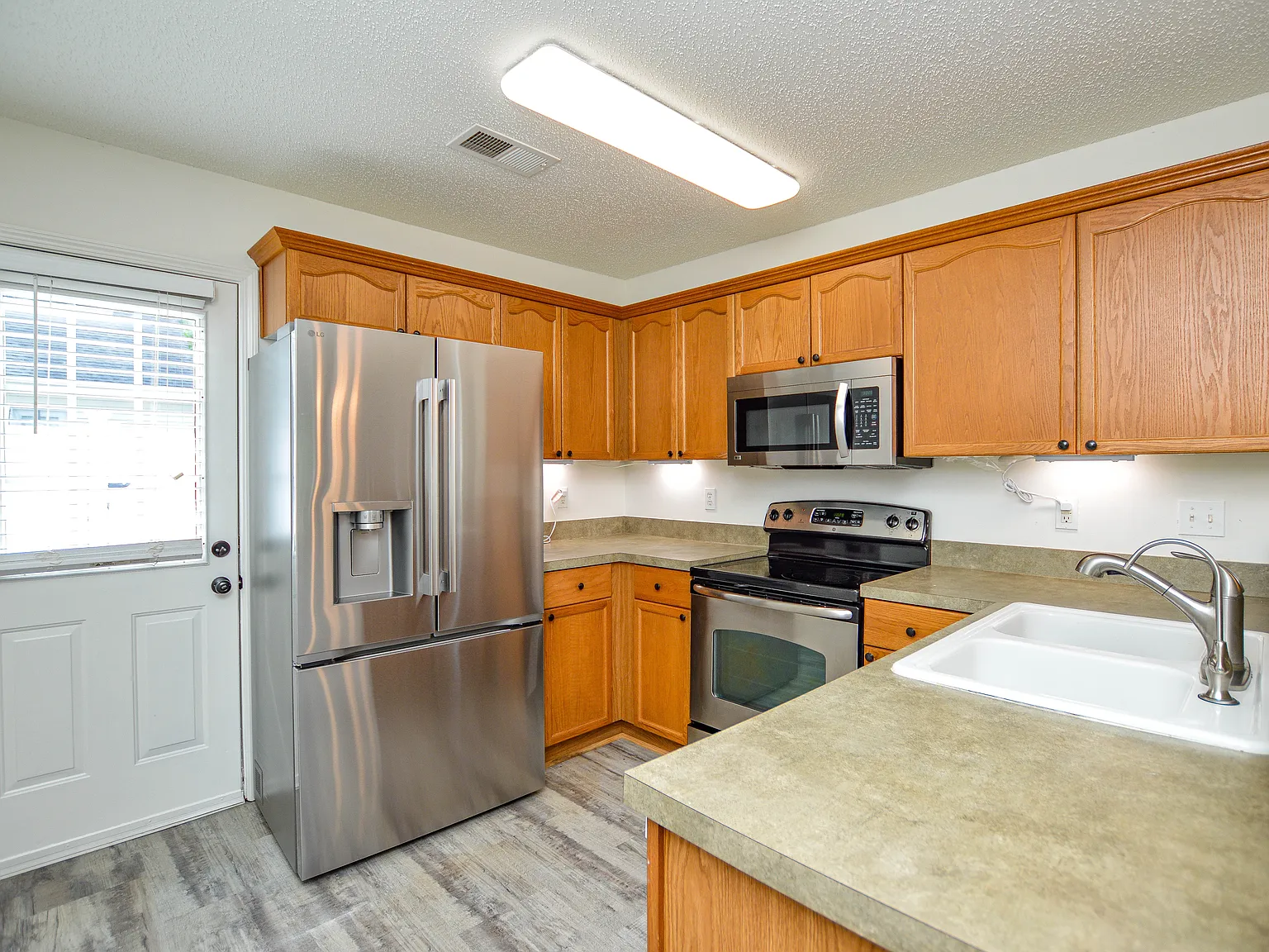 3 bed, 1144 sqft, $2,000 — Photo 4