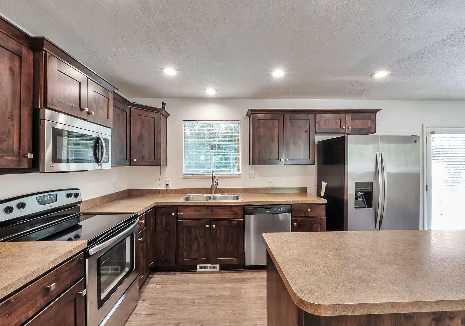 Really Nice!! Remodeled 6 Bed W 2 Car + Rv Pad — Photo 4