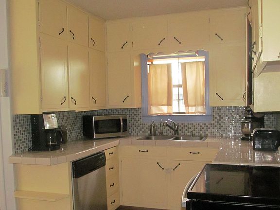 2nd image of 821 W 21st St