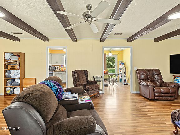 5th image of 823 Donna Ln