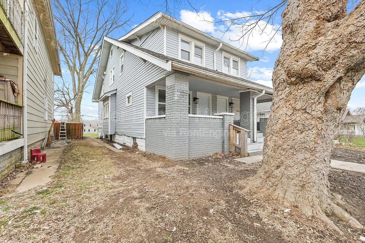Building Photo - 822 N Bradley Ave #822