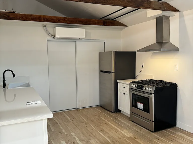 690 W B St #B — Photo 7