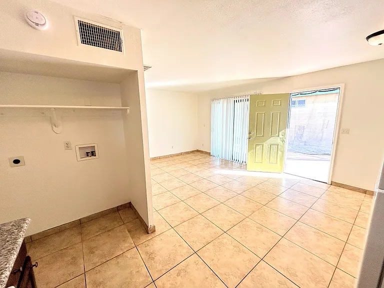 437 E Delano St — Photo 12