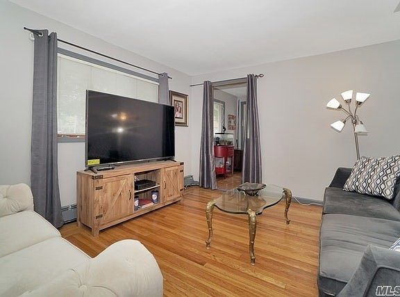 5th image of 560 Lincoln Ave