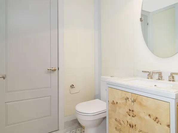 21 East 61st Street image 5 of 12