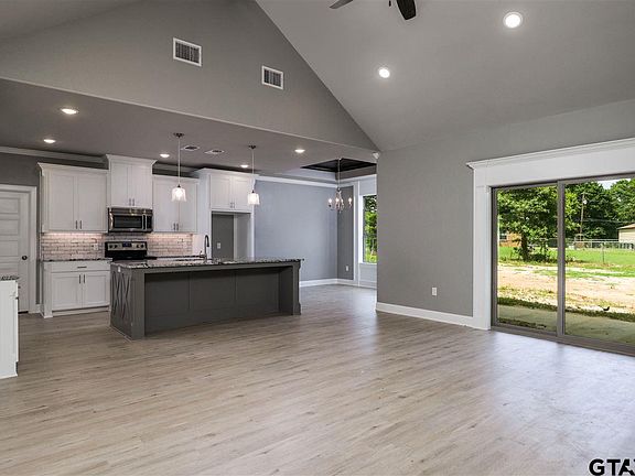 5th image of 2203 Royal Dr