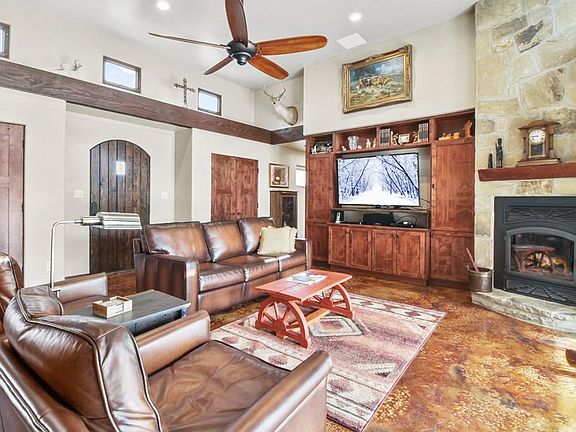 4th image of 990 Vintage Oaks Dr