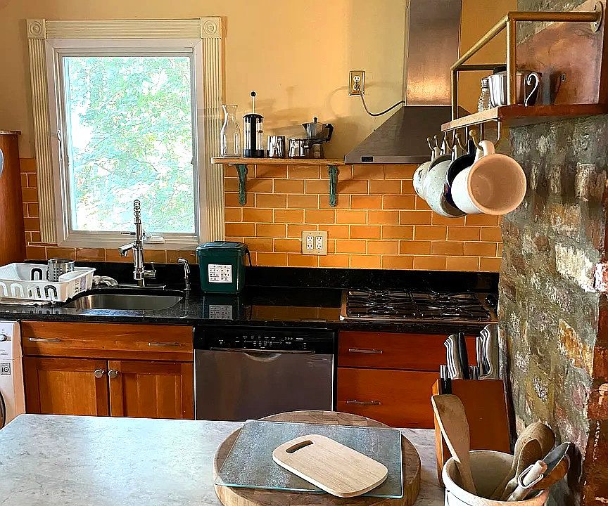 1st image of 602 Franklin St