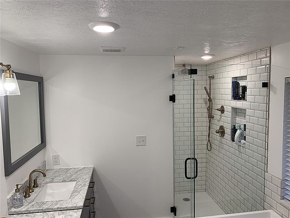 3rd image of 644 E Roosevelt Ave