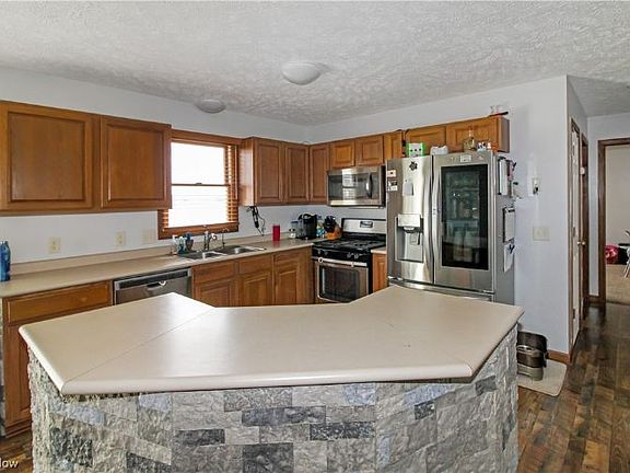 3rd image of 787 Sunny Acres Dr