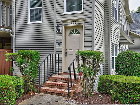 3rd image of 2393 London Pointe Dr