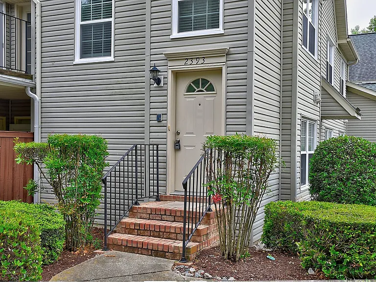 2393 London Pointe Dr — Photo 3