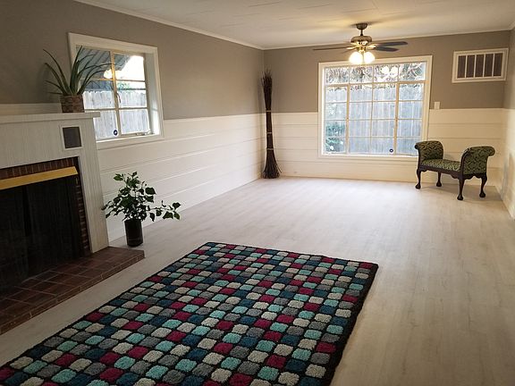 3rd image of 1701 Holly Dr