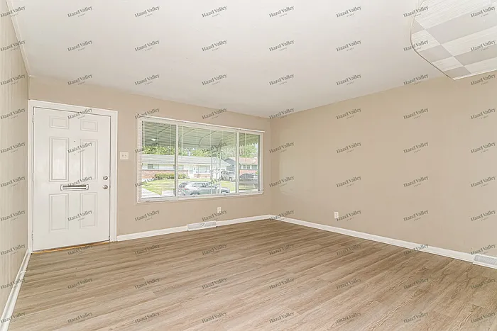 3 bed, 1.0 bath, 1014 sqft, $1,340 — Photo 4