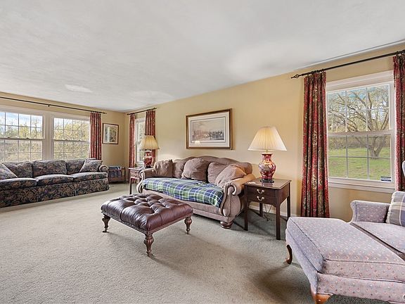 5th image of 13 Melinda Ln