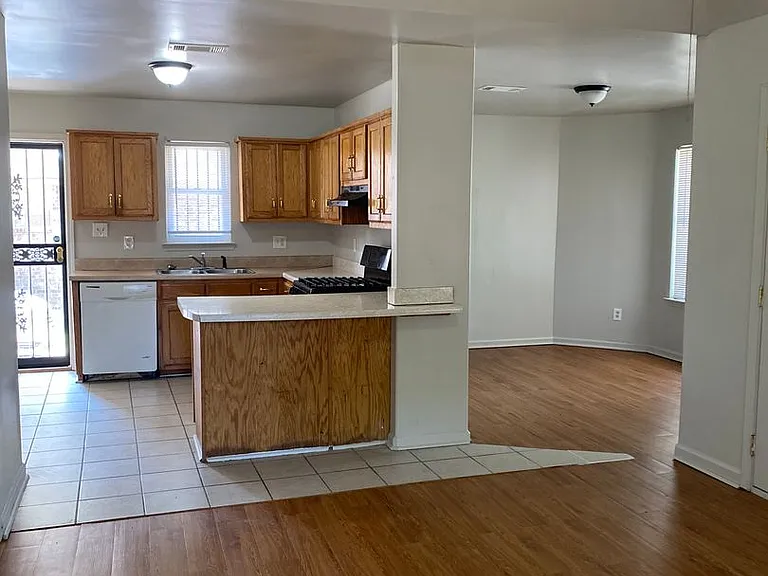 1572 Victor St — Photo 21