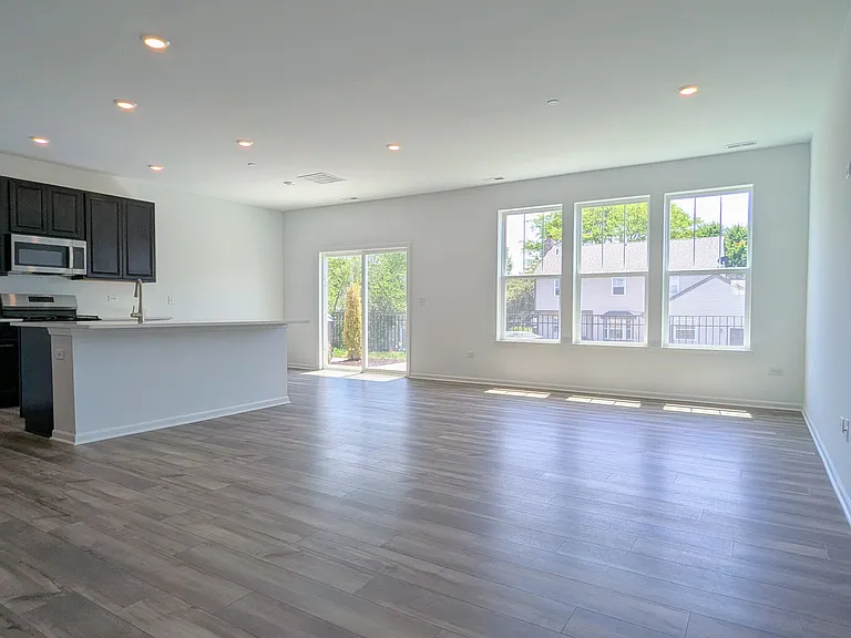 809 Lindsay Ln — Photo 2