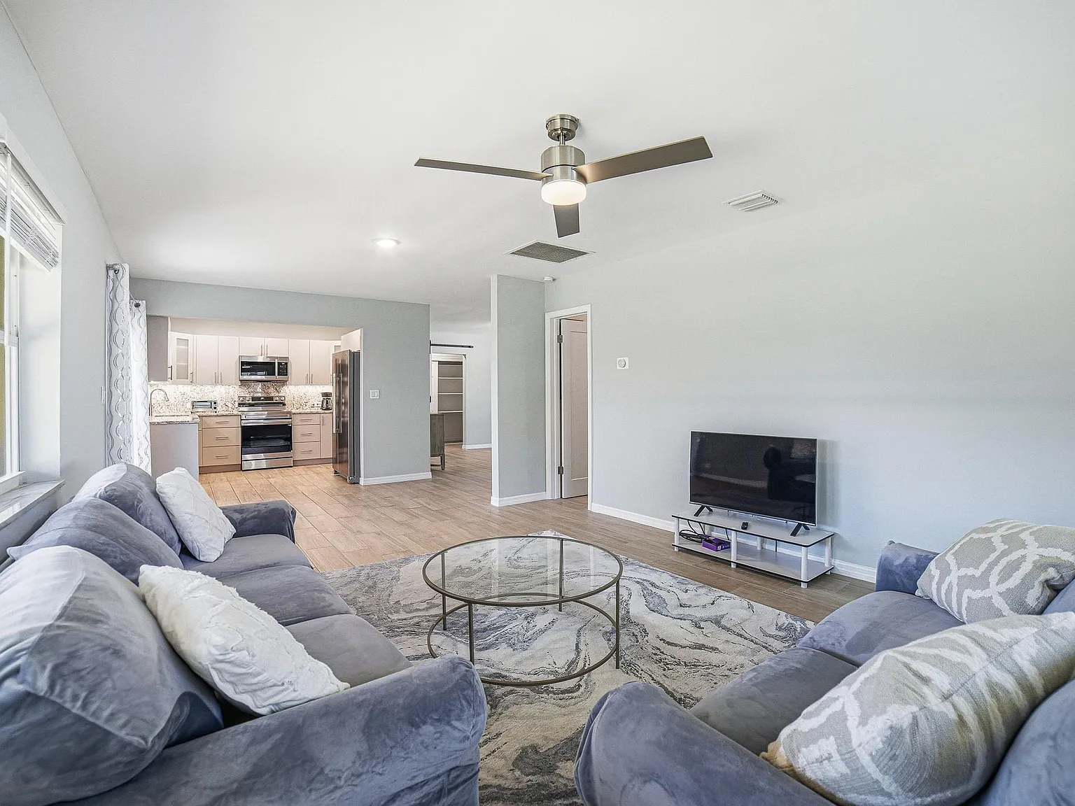2 bed, 2.0 bath, 1376 sqft, $4,500 — Photo 3