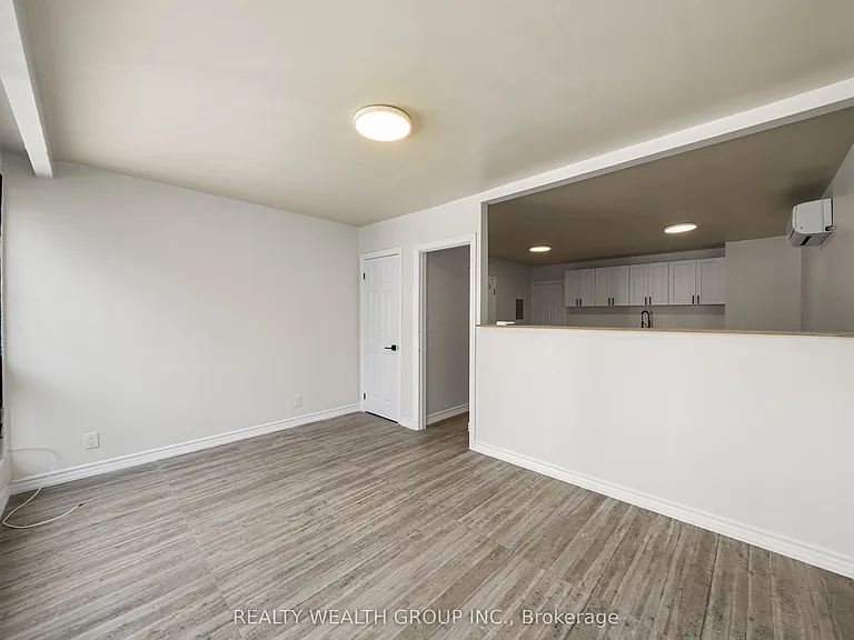 566 Queen St W — Photo 11